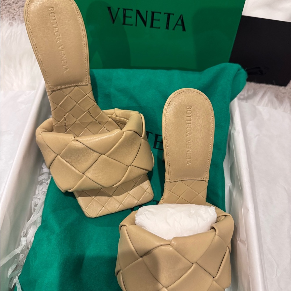 Bottega Veneta Beige Woven Sandals NEW